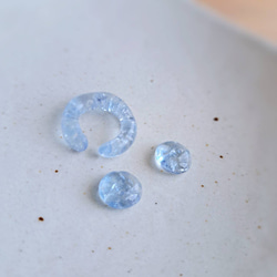 レジンとガラス　氷のイヤーカフ（片耳用・1個)　夏　清涼　ブルー 1枚目の画像