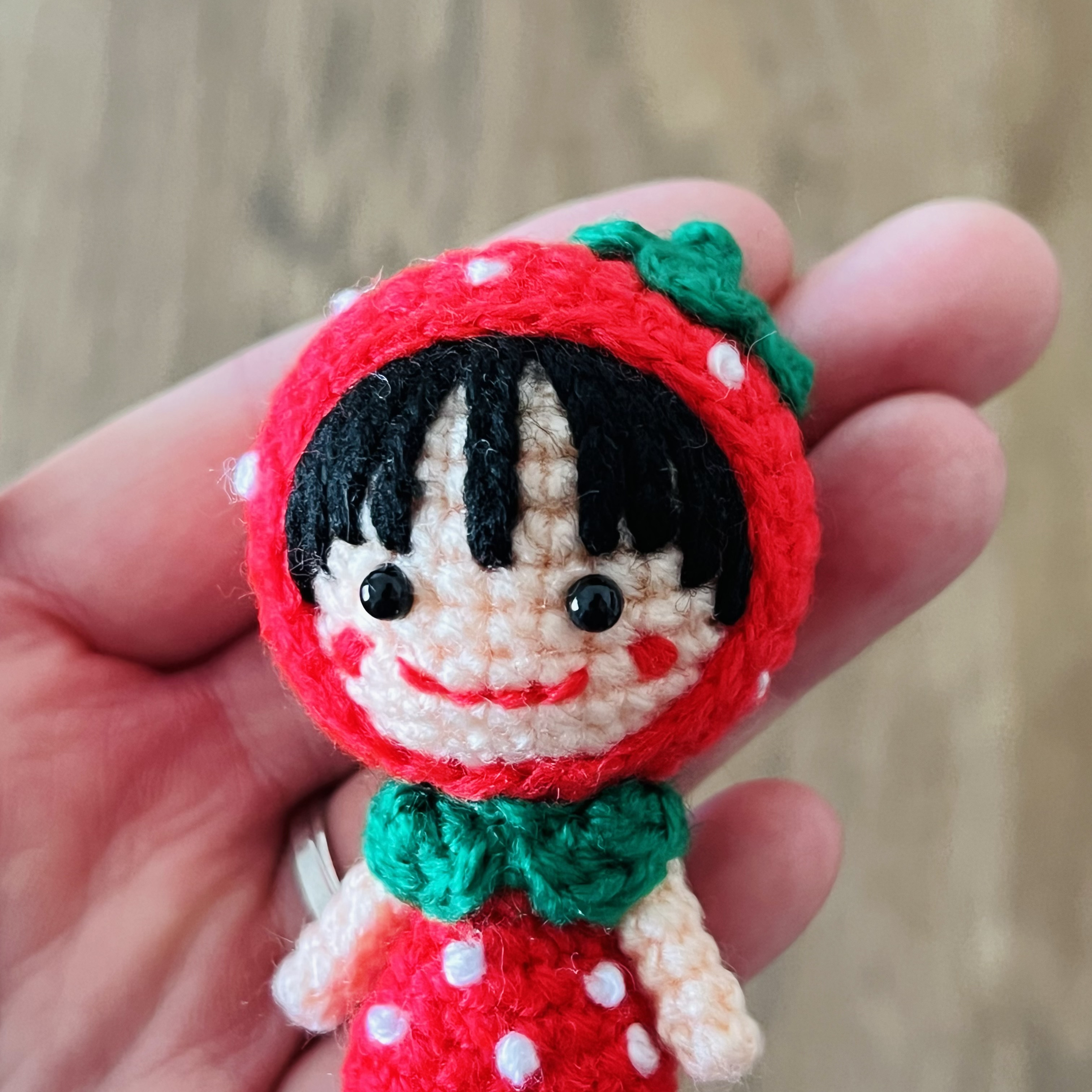 小さなあみぐるみキーホルダー♪かぶりものの女の子*いちご