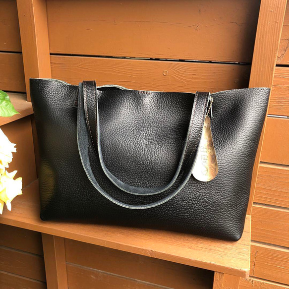 レザー トートバッグ・Black 牛革 黒シュリンクレザー トートバッグ ブラスシューホーン
