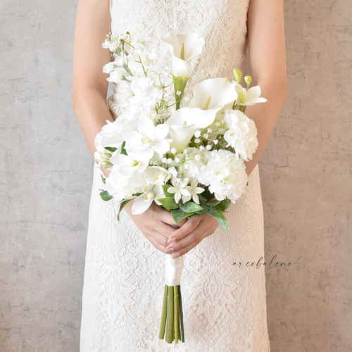 ウエディング アームブーケ ホワイト ブルー ブートニア付き ウエディング アームブーケ ホワイト ブルー ブートニア付き