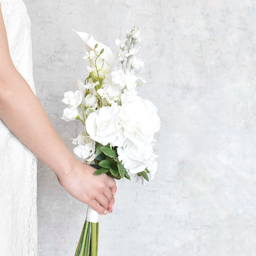 ブートニア付き】カラーと蘭のホワイト＆グリーン＊縦長アームブーケ