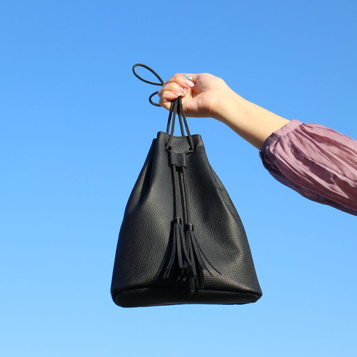 売り尽くし】本革 牛革ミニ巾着 可愛い ショルダーバッグ ブラック