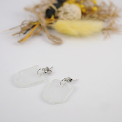 ホワイトのシンプルなピアス（イヤリング変更可）　ステンドグラス　金属アレルギー対応　ガラス 3枚目の画像