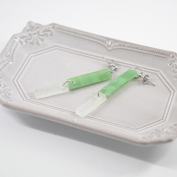 緑と白の揺れるピアス（イヤリング変更可）　ステンドグラス　金属アレルギー対応　ガラス 3枚目の画像