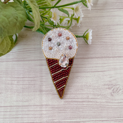 ビーズ刺繍ブローチ【アイスクリーム/チョコチップバニラ】 ブローチ 