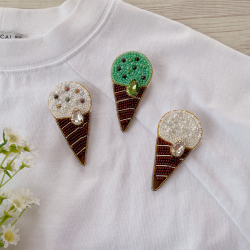 ビーズ刺繍ブローチ【アイスクリーム/チョコチップバニラ