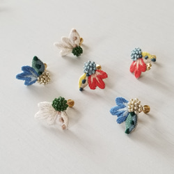 刺繍・ボタニカル耳飾り 1枚目の画像