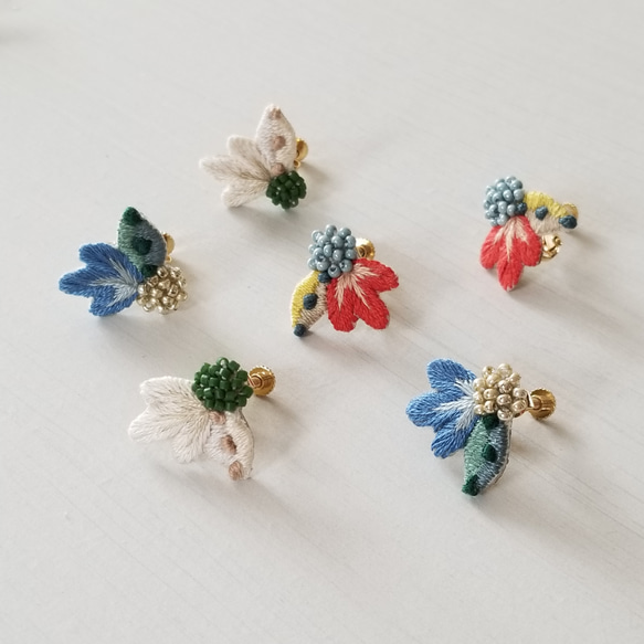 刺繍・ボタニカル耳飾り 1枚目の画像