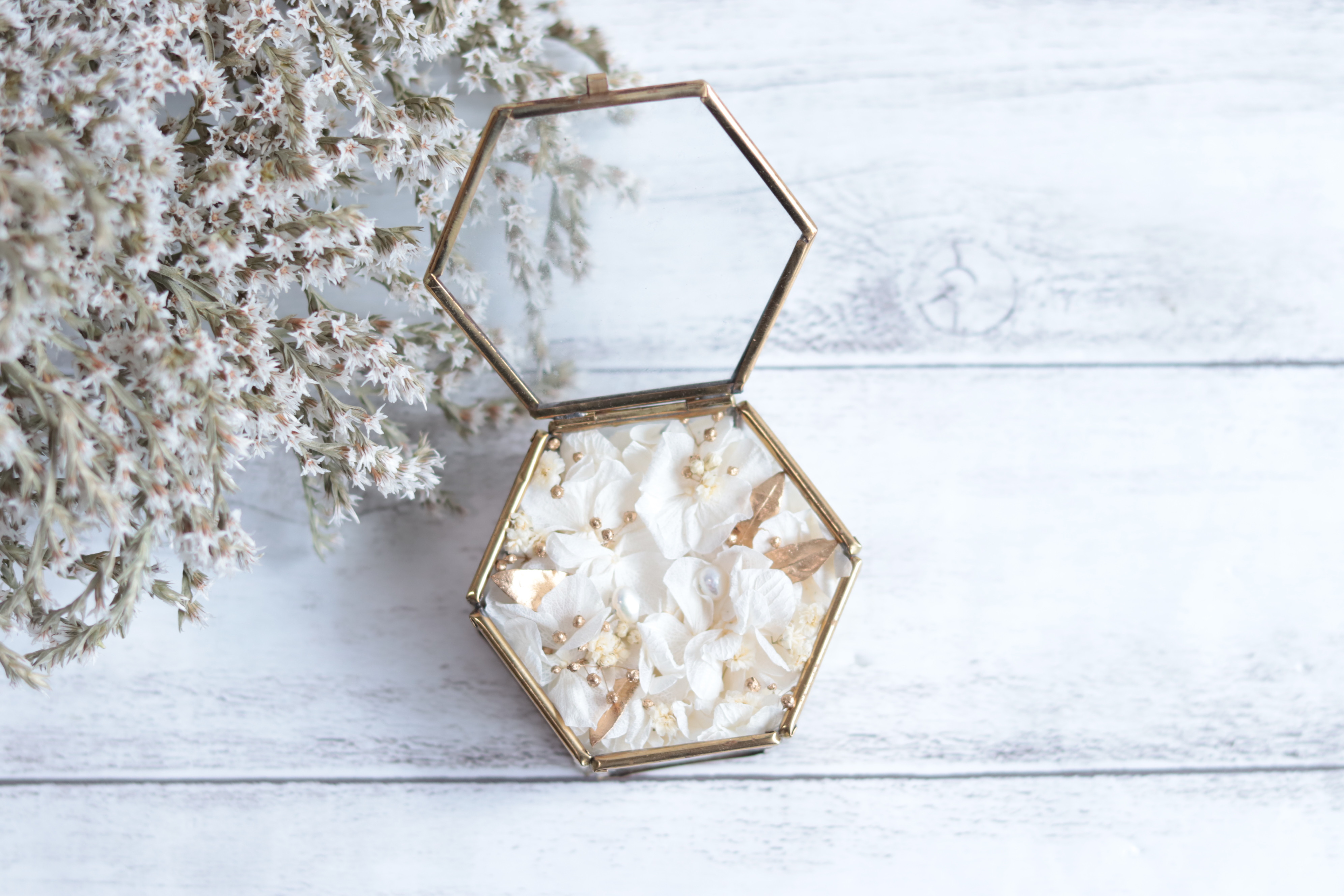 【カラーオーダーＯＫ】“アンティークホワイト&ゴールドリーフ”アンティーク小箱SSのリングピロー＊プリザーブドフラワー