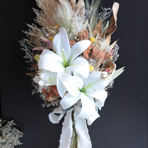 カサブランカとワイルドフラワーの大きめクラッチブーケ(単品