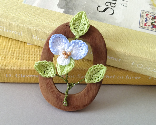 木製ブローチ：ツユクサ / かぎ針編み レース糸 花 編み物 ピン