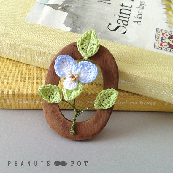 木製ブローチ：ツユクサ / かぎ針編み レース糸 花 編み物 ピン
