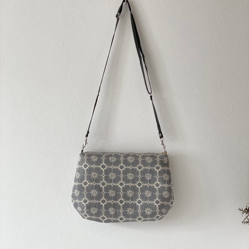 ミナペルホネン coupe bag anemone gray
