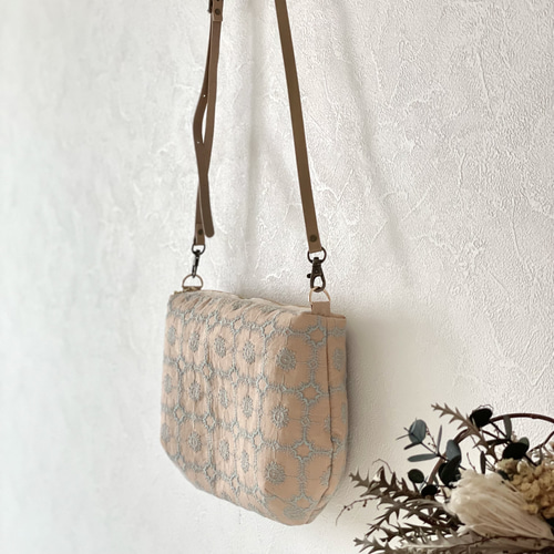 ミナペルホネンタック入りフラップショルダーバック anemone