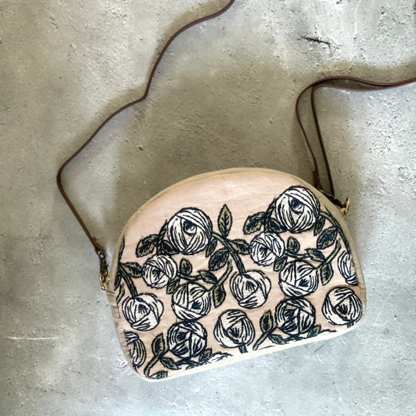 限定⚮̈ミナペルホネンchoucho まるっこポーチ