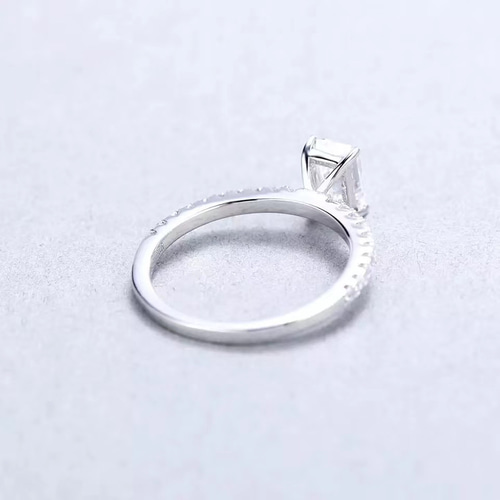 【newデザイン】エメラルド　モアサナイト  ダイヤ　リング newデザイン】エメラルドカット モアサナイト リング k18WG 指輪