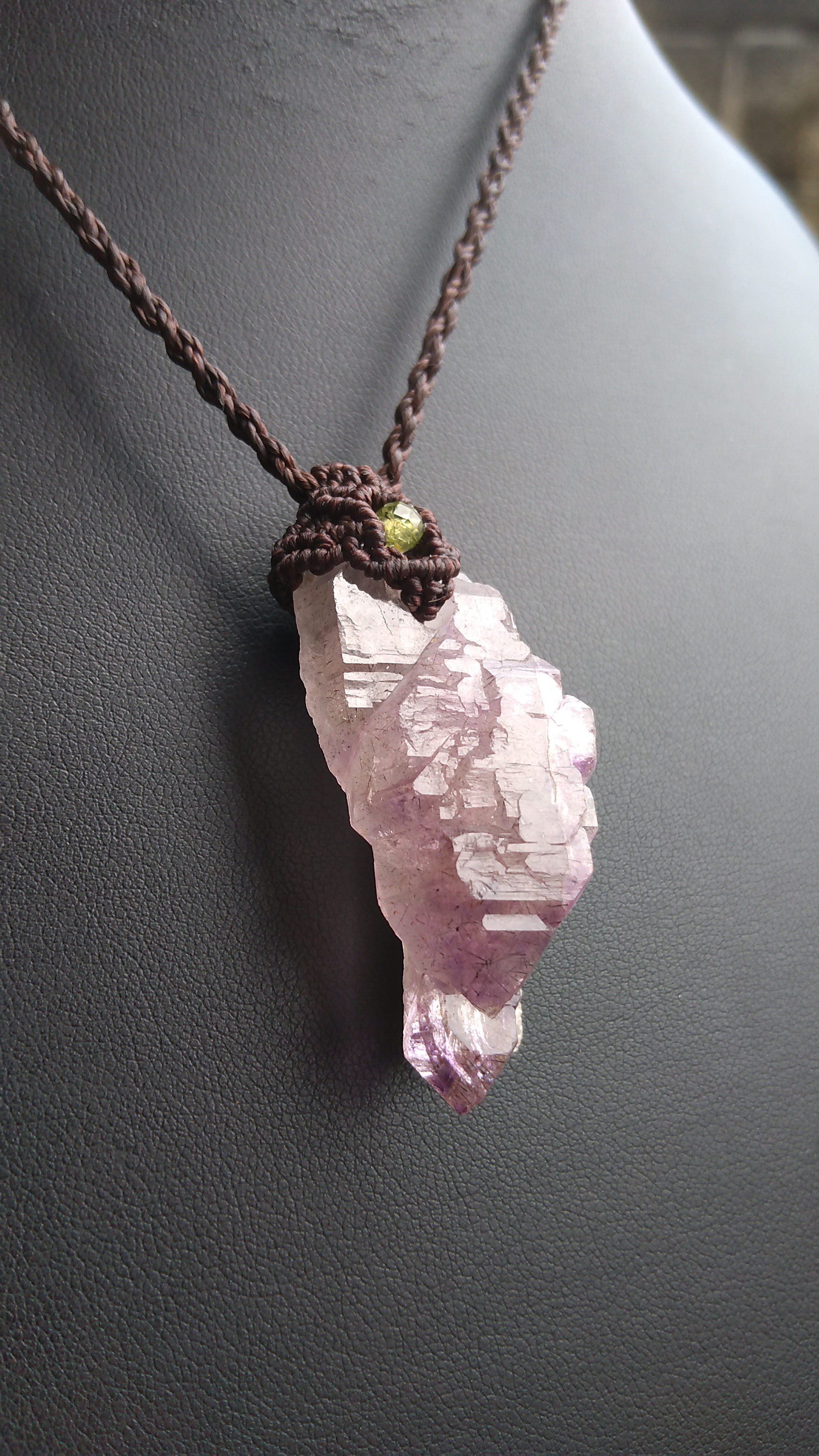 【希少！エレスチャル】ワニ水晶の天然石マクラメペンダント[PEN-33]