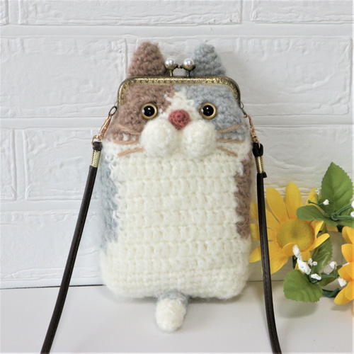 手編みニットの もこもこ三毛猫ちゃんの がま口のスマホポシェット