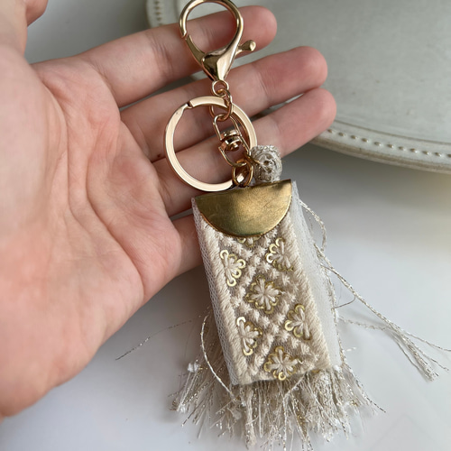 アウトレット】キラキラ タッセル と インド刺繍リボン の 