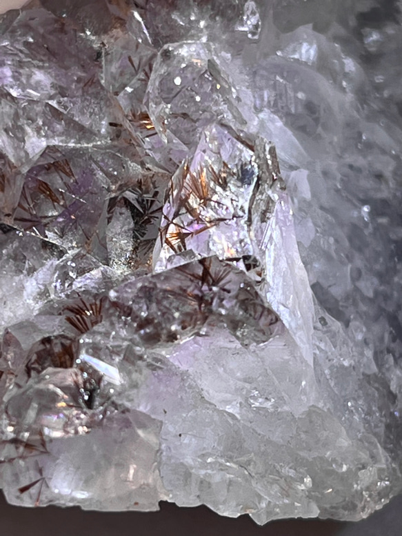 カコクセナイト内包✨　虹入り　ラベンダー　アメジスト　クラスター  原石 2枚目の画像