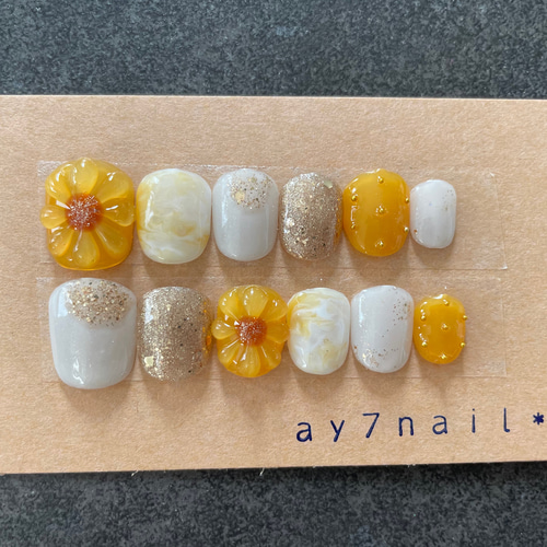 ひまわりネイル ニュアンス 夏ネイル ぷっくりフラワーネイル