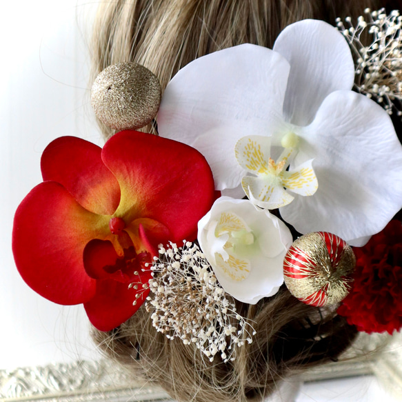 紅白胡蝶蘭、鞠、かすみ草の花嫁和装髪飾り◆成人式や前撮りヘッドドレスに 結婚式 2枚目の画像