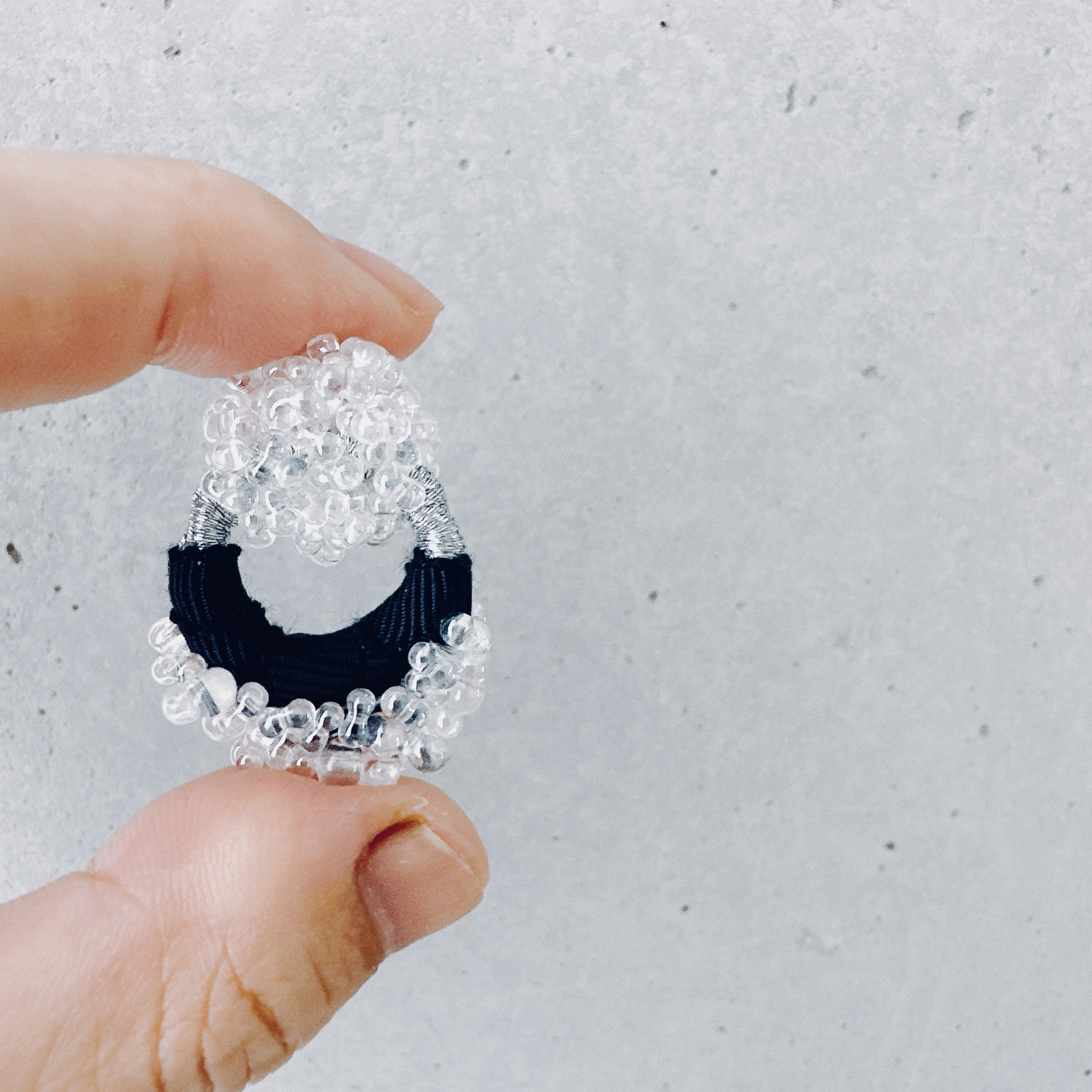 つぶつぶ透明ガラスビーズ刺繍フープイヤリング/ピアス　藍色ネイビー 【受注製作】#35