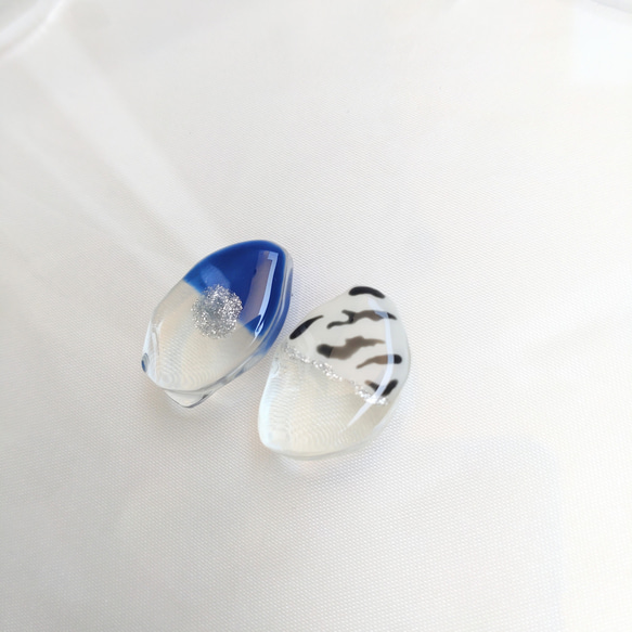 ゼブラ×青 ピアス イヤリング zebra クリア clear silver キラキラ 夏 金属アレルギー対応 4枚目の画像