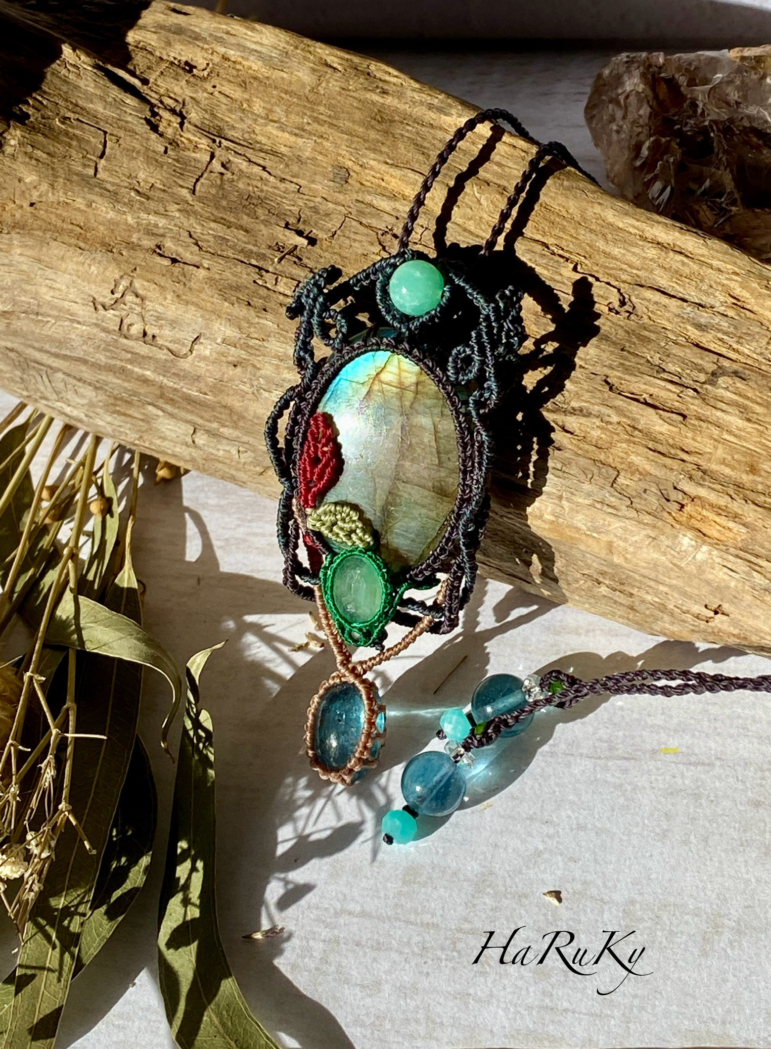 赤を探して♢withエメラルド&カイヤナイト♢ラブラトライトマクラメペンダントネックレス10 天然石