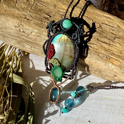 グリーンカイヤナイト」と「ラブラドライト」のマクラメ編みネックレス