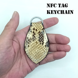 本革 パイソン NFCタグ 内蔵 レザーキーホルダー 蛇革 ネックレス ペンダント ハンドメイド レザークラフト 1枚目の画像