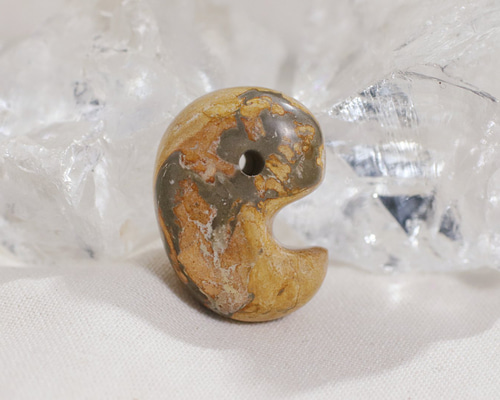 津軽錦石の勾玉 25mm ［m017］ 天然石 FromRawStone 通販 16247191