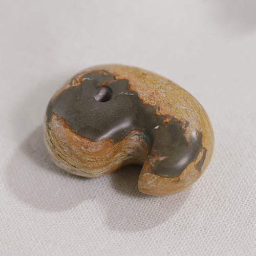津軽錦石の勾玉 25mm ［m017］ 天然石 FromRawStone 通販 16247191