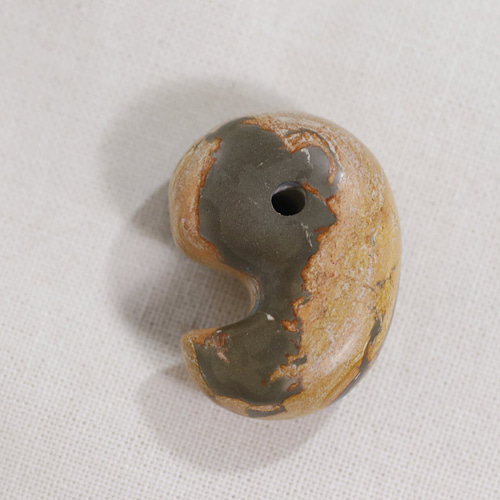 津軽錦石の勾玉 25mm ［m017］ 天然石 FromRawStone 通販 16247191