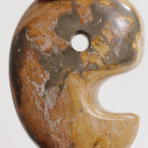 津軽錦石の勾玉 25mm ［m017］ 天然石 FromRawStone 通販 16247191