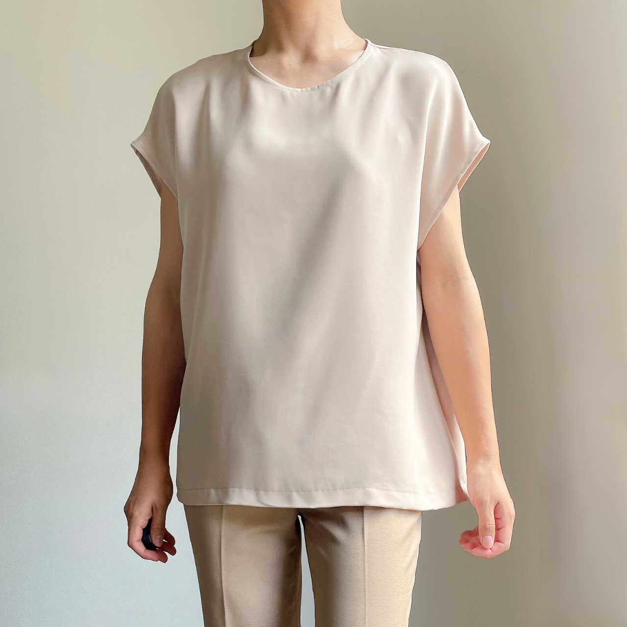 ダブルフェイスサテンフレンチスリーブブラウス