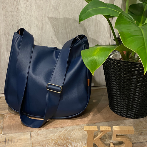 ネイビー レザー ショルダーバッグ SEVEN BY SEVEN - レザーショルダーバッグ LEATHER SHOURDER BAG - Cow