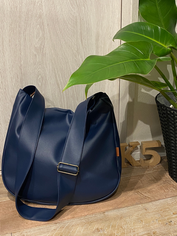 ネイビー レザー ショルダーバッグ