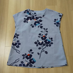 再販 ゆかた地　綿　フレンチブラウス　優しいグレーパープル地に花柄 1枚目の画像