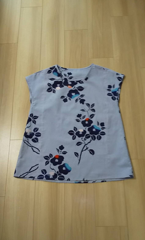 再販 ゆかた地　綿　フレンチブラウス　優しいグレーパープル地に花柄 1枚目の画像