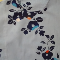 再販 ゆかた地　綿　フレンチブラウス　優しいグレーパープル地に花柄 2枚目の画像