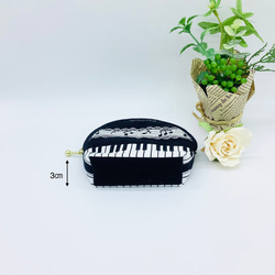 【再販】ハーフラウンド型ポーチ☆ピアノ&音符柄（黒）ポケット付き 4枚目の画像