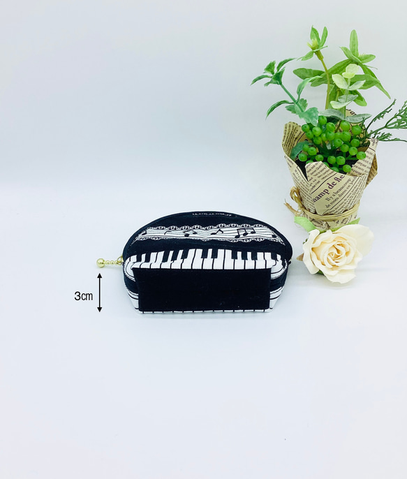 【再販】ハーフラウンド型ポーチ☆ピアノ&音符柄（黒）ポケット付き 4枚目の画像