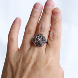 【指輪】　銀の花　アンティーク　ガラスボタン 2枚目の画像