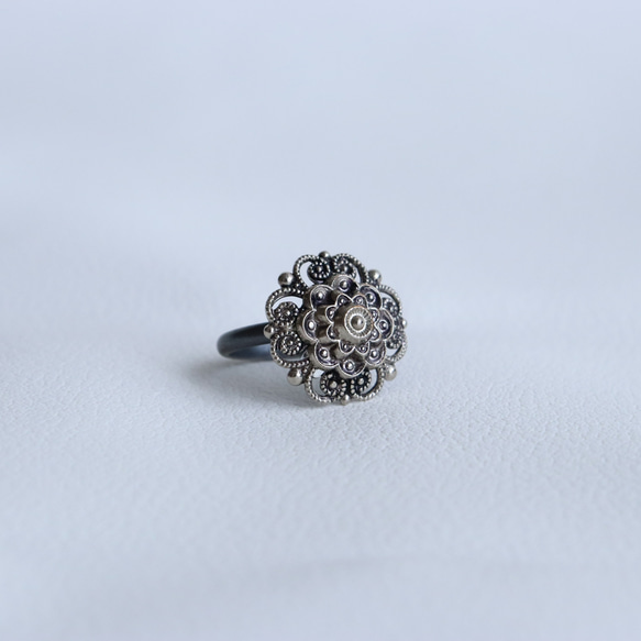 【指輪】　銀の花　アンティーク　ガラスボタン 5枚目の画像