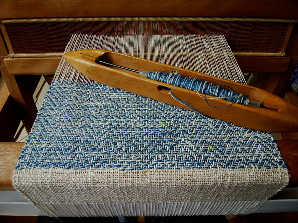 藍染め手織ティーマットB(ランチョンマット、淡い水色のジグザグ柄) 8枚目の画像