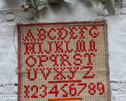 フランス 13×14㎝ ヴィンテージ アルファベット刺繍サンプラー