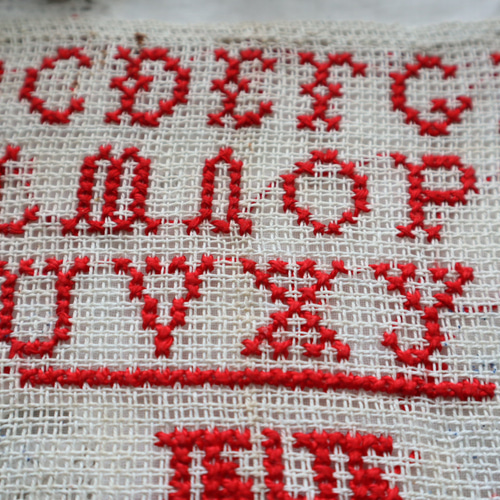 フランスアンティークアルファベット刺繍サンプラーフレーム入り