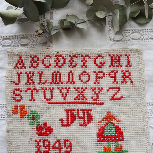 アンティーク刺繍サンプラー（ガラスフレーム付き）