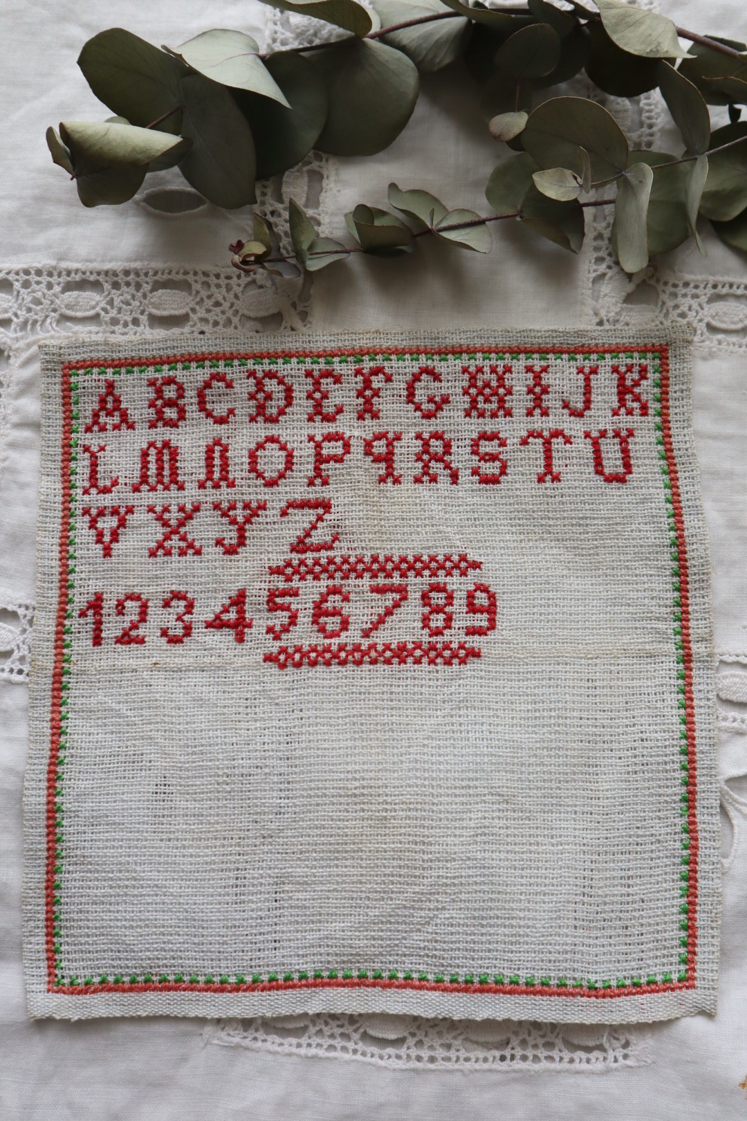 刺繍 サンプラー フランス アンティーク アルファベット フランスアンティークアルファベット刺繍サンプラーフレーム入り
